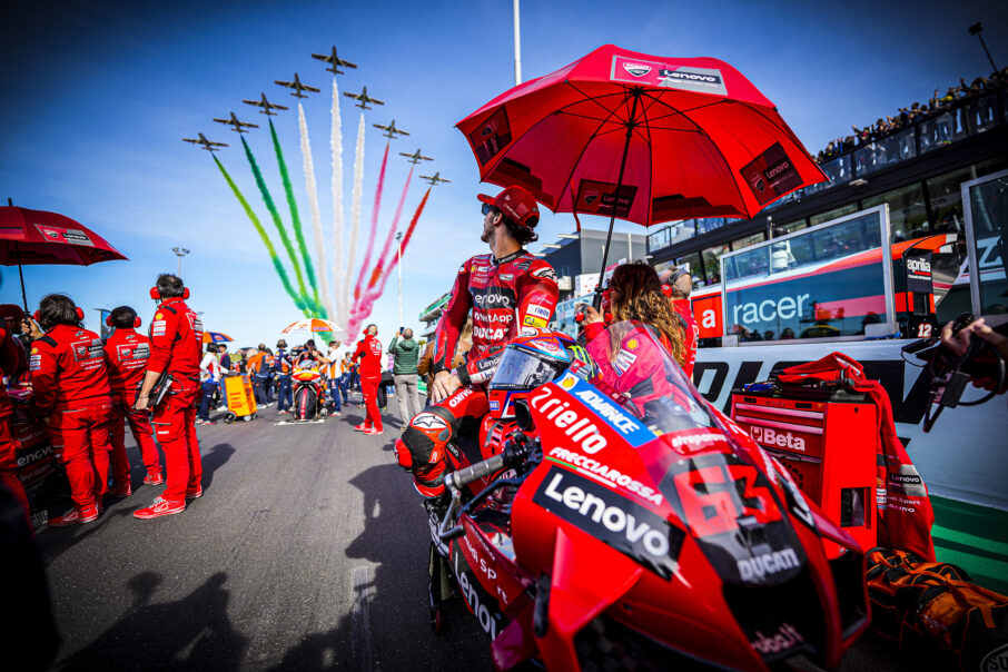 group-of-jet-planes-flying-over-some-motogp-riders_wresized_w906.jpeg