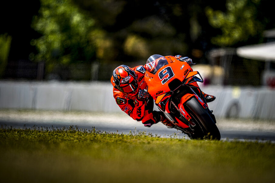 motogp-rider-leaning-into-a-corner_wresized_w906.jpeg