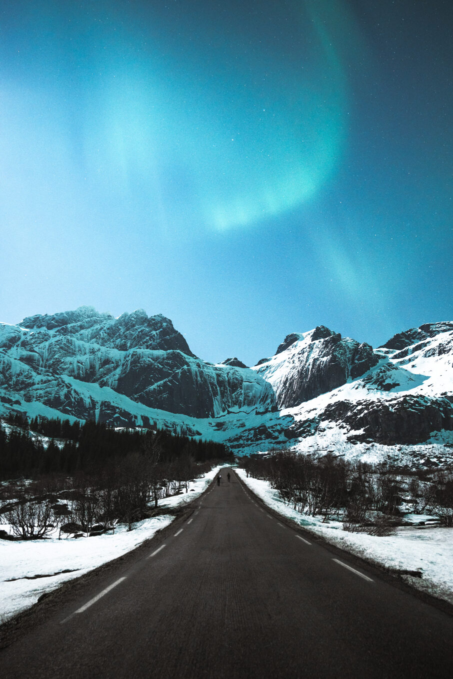 the-northern-lights-flickering-above-a-deserted-road_wresized_w906.jpeg